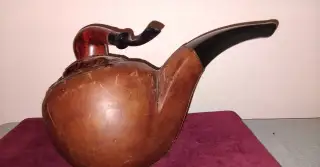 Obrovská dýmka v kůži.