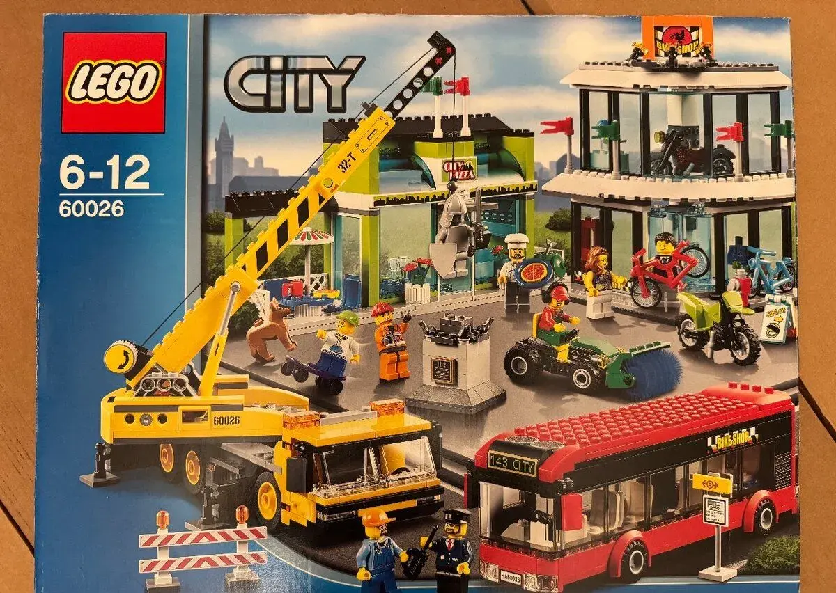 LEGO City 60026 Náměstí (Town Square), 9 figurek