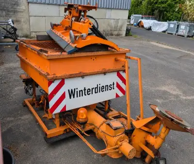 Sněhovou radlici a sypač na Multicar M26