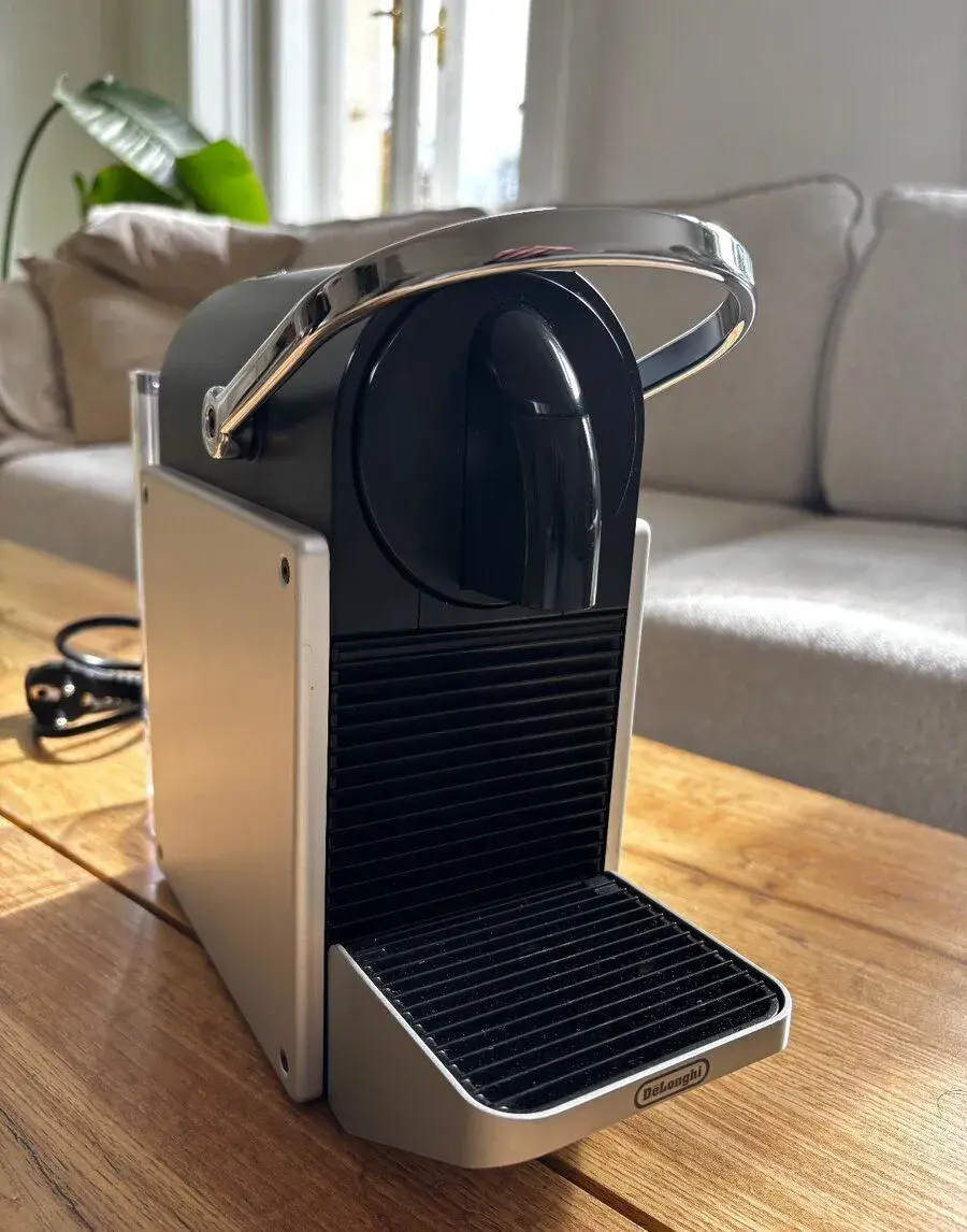 Kapslový kávovar De'Longhi (Nespresso).