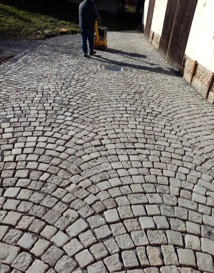 POKLÁDKA ŽULOVÉ KOSTKY