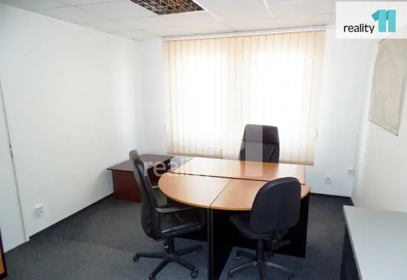 Pronajmu kancelář v přízemní administrativní budovy, 17 m2,