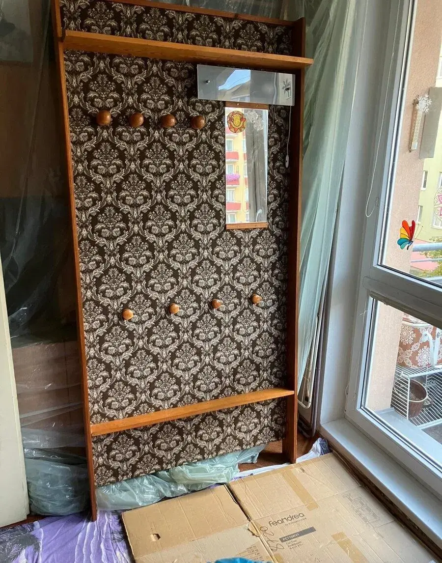 Šatna / Šatní stěna retro se zrcadlem a osvětlením