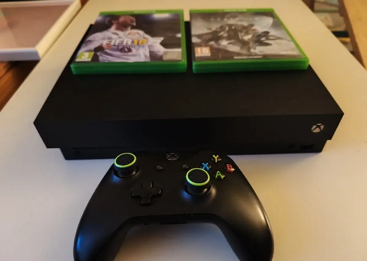 Xbox One X, 18 her pro děti + krabice + záruka