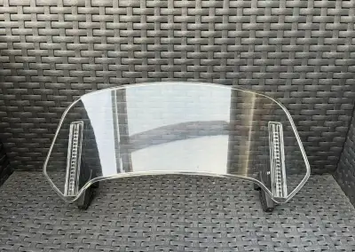 Nastavitelný deflektor plexi na moto