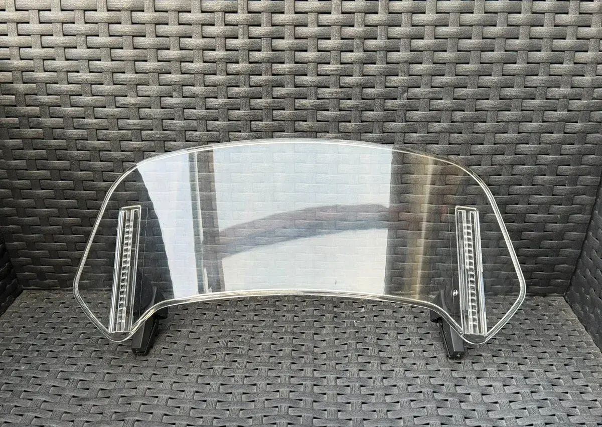Nastavitelný deflektor plexi na moto
