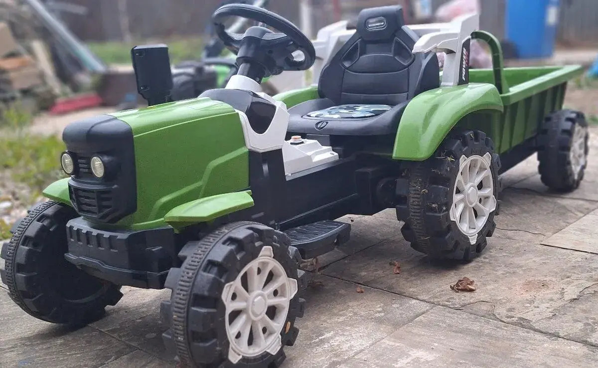 Dětský elektrický traktor s vlečkou Costway v zeleném proved