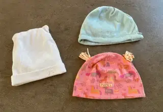 Čepičku zn. Zara, vel. 6/9 m, bílá+2 zdarma