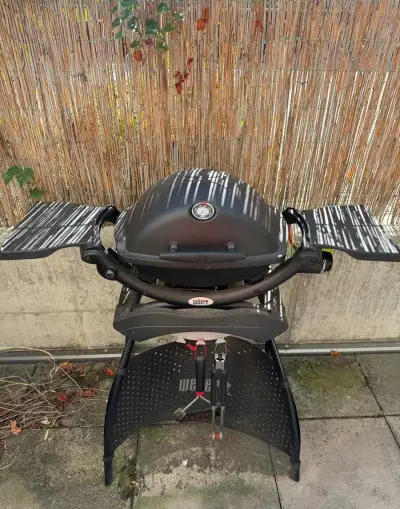 Plynový gril Weber Q1200 Stand + plachta