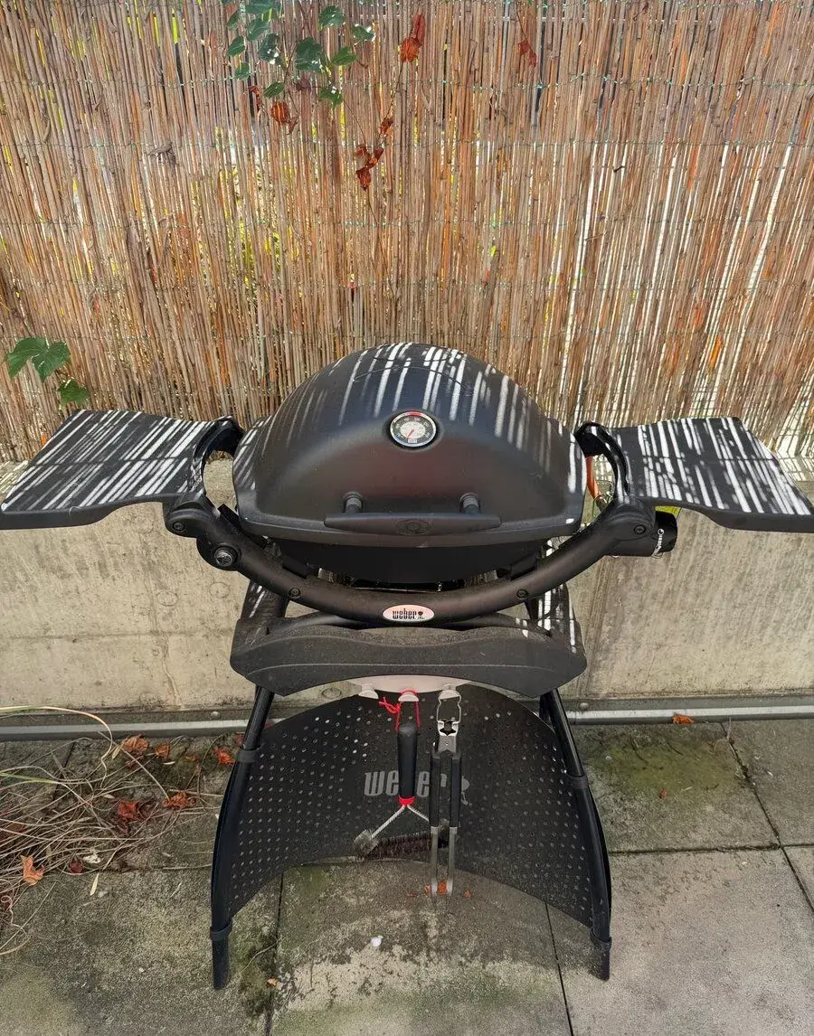 Plynový gril Weber Q1200 Stand + plachta
