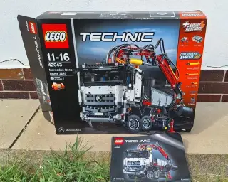 LEGO Technic model Mercedes-Benz Arocs 3245