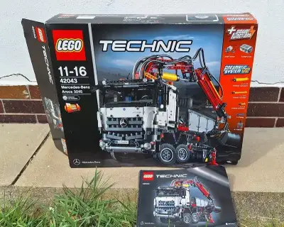 LEGO Technic model Mercedes-Benz Arocs 3245