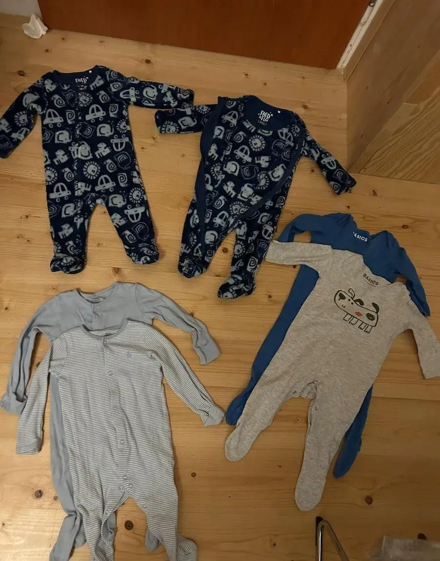 6ks - 4x pyžamka + 2x teplý overal na spaní /do kočárku 6-9m