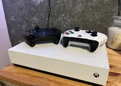 Xbox One S All-Digital 1 TB + 2 originální ovladače