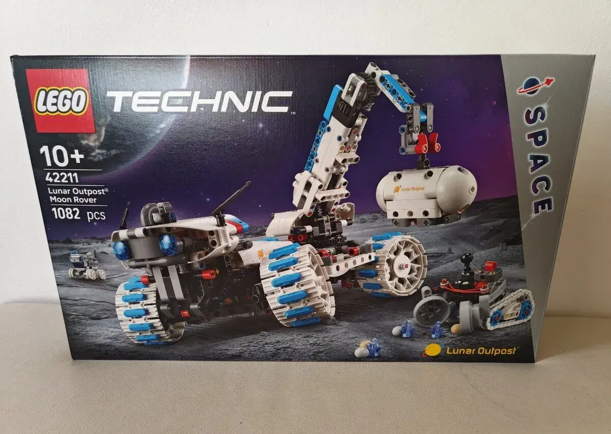 LEGO® Technic 42211 Lunární rover Lunar Outpost™