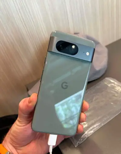 Google Pixel 8 8/128 GB Hazel - jako nový (aktivován 3/2026)