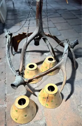 Lustr, Lampa Z jelení ho paroží se 4 světly a stínidly.