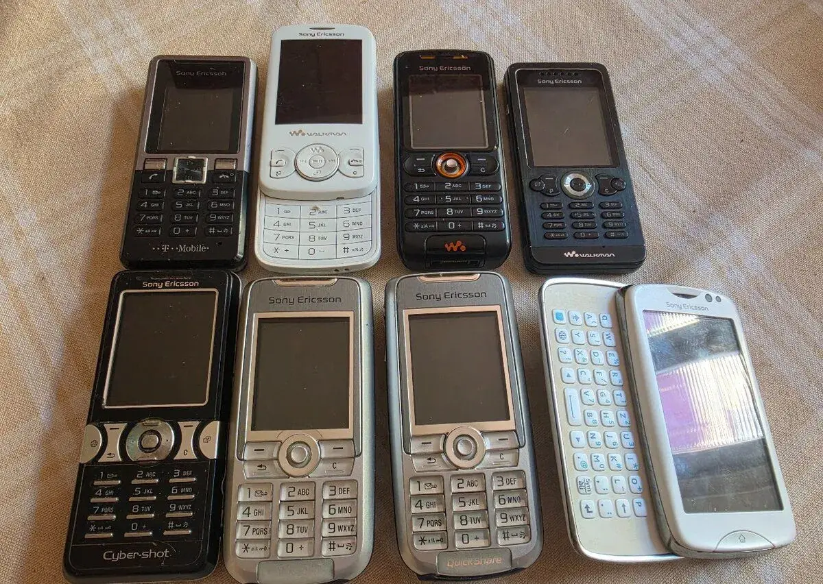 Mobilní tlačítkové telefony Sony Ericsson