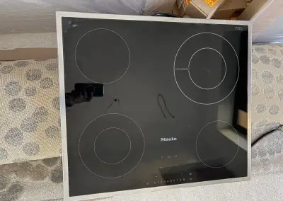 Sklokeramická varná deska Miele KM 6202 – plně funkční