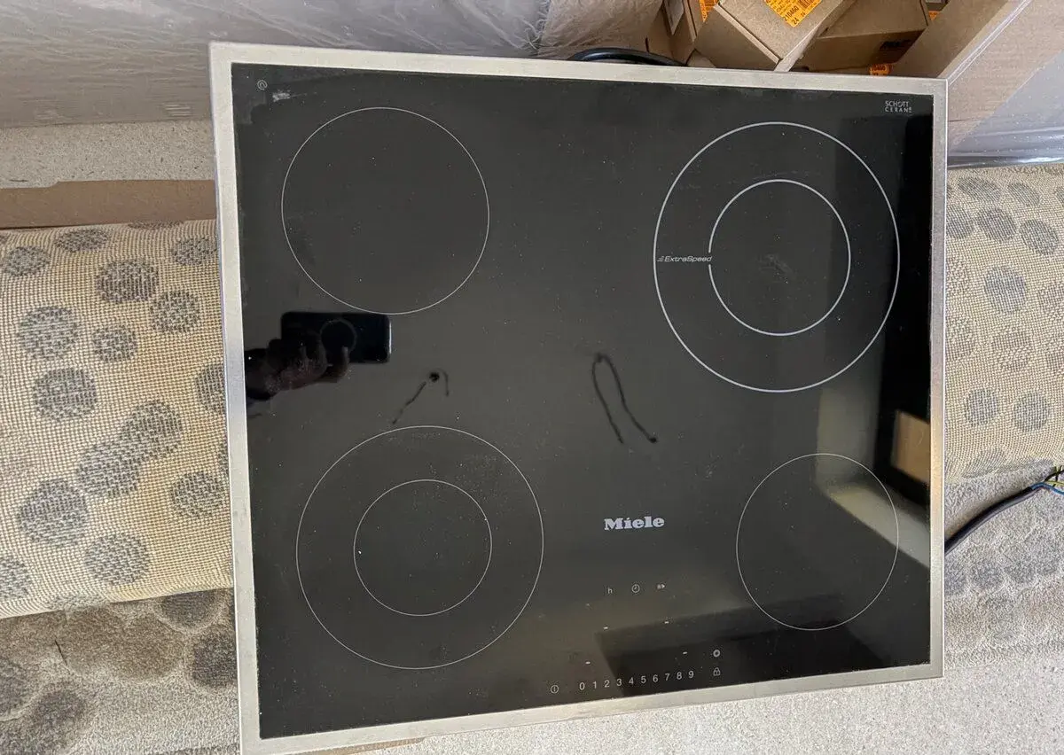 Sklokeramická varná deska Miele KM 6202 – plně funkční