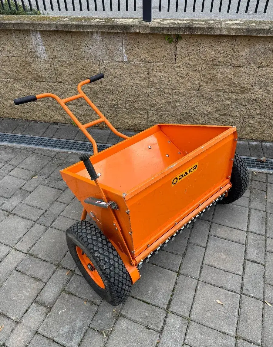Rozmetadlo soli a hnojiv DAKR KRH 06
