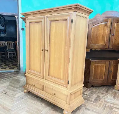 Skříň světlý dub masiv 2 dv. 2 š.