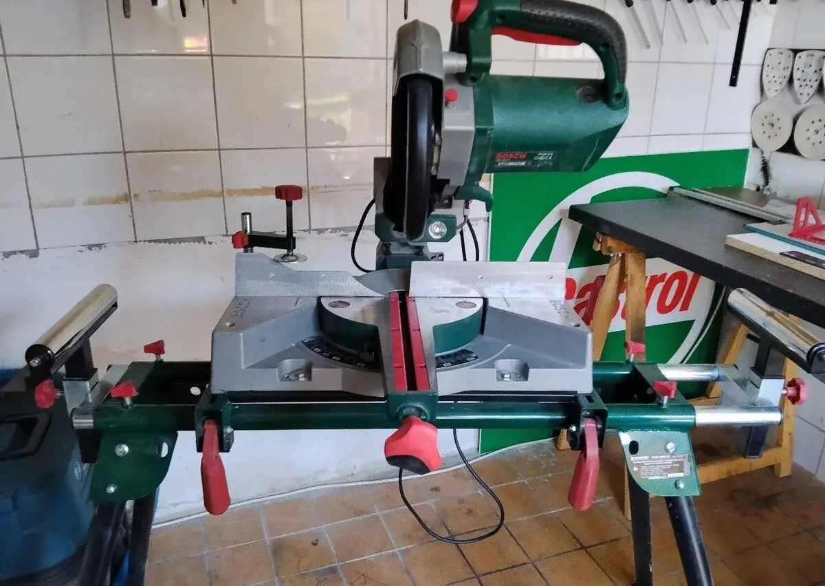 pokosová pila Bosch PCM 8 s posuvem včetně pracovního stolu