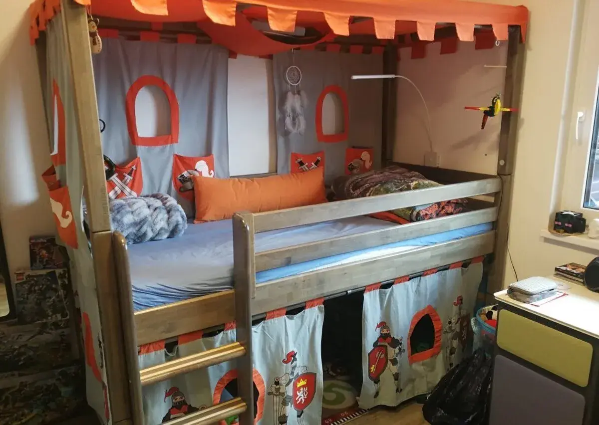 DOMESTAV vyvýšená dětská postel z masivu se skluzavkou a žeb
