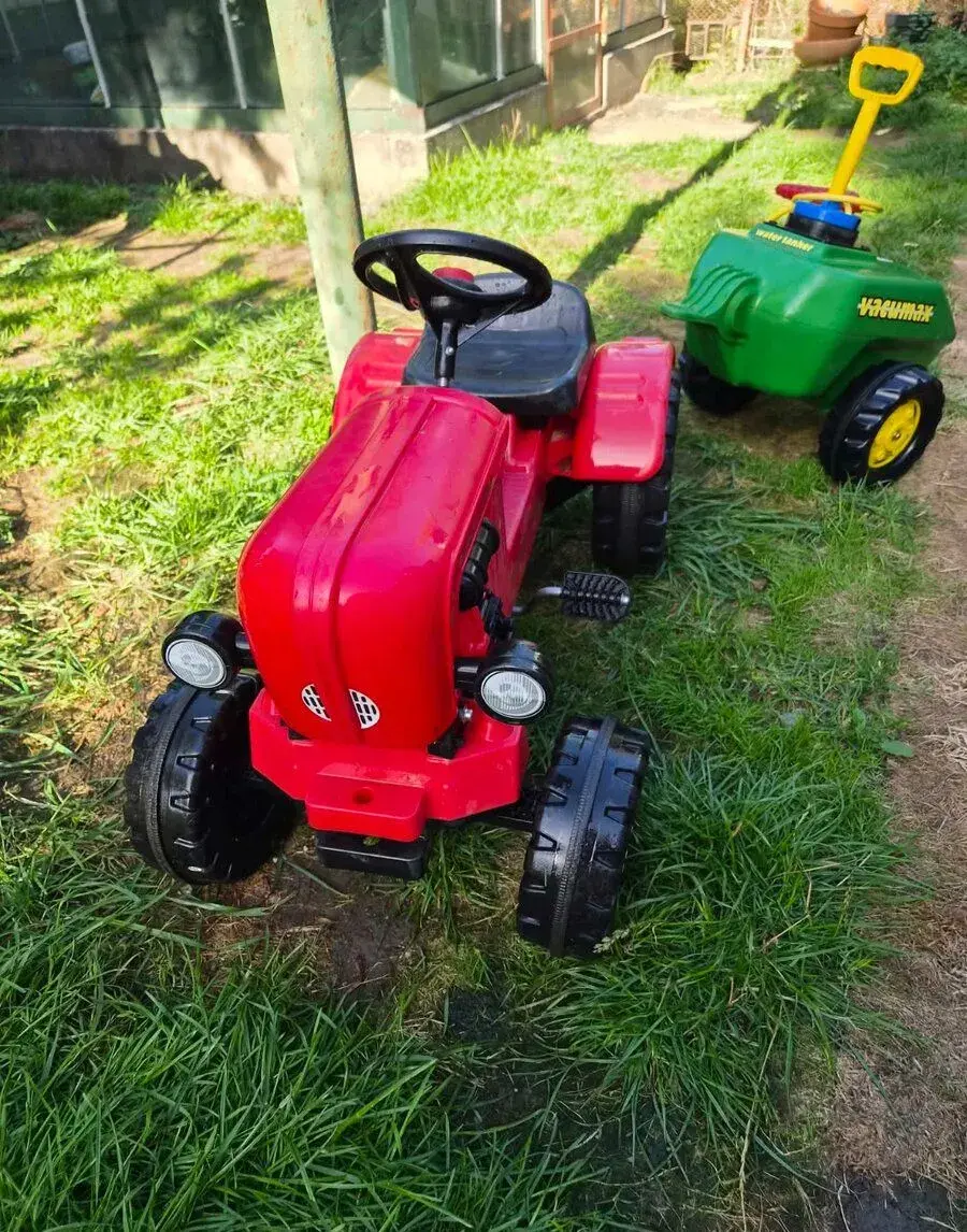 Šlapací traktor s cisternou