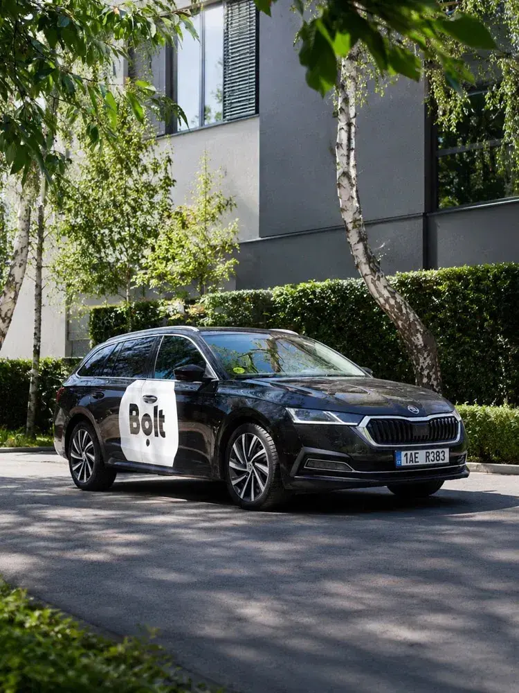 Pronájem auta Škoda Octavia IV Bolt polep