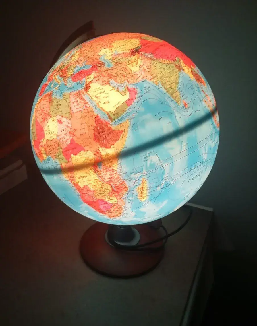 Globus světelný, geografický a politický, Nový