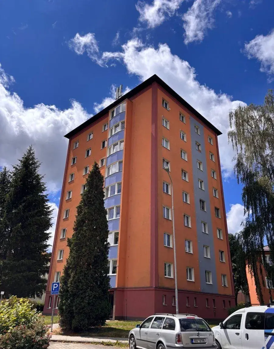 Pronájem 3+1 se zaskleným balkonem – Nová Role, ul. Školní