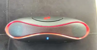 Bluetooth reproduktor s fm radiem