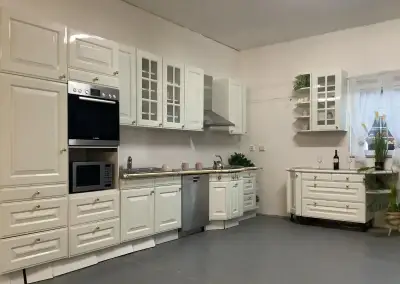 Bílá rustikální kuchyně AMIRA