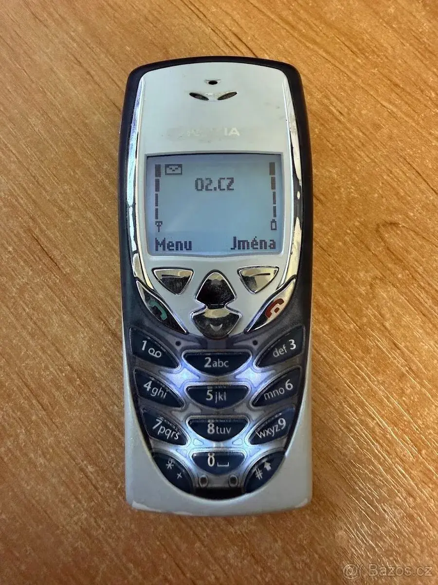 NOKIA 8310 v perfektním stavu se zcela novou baterií.