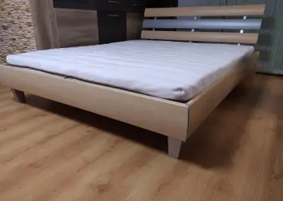 KRÁSNOU POSTEL S POLOHOVACÍMI ROŠTY A MOLIT. MATRACÍ 160x200