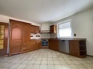 Kuchyňská linka s masivními dvířky – včetně spotřebičů