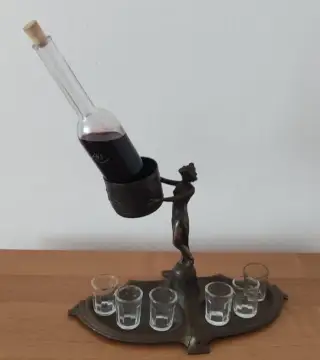 Figurální stojan na likér.