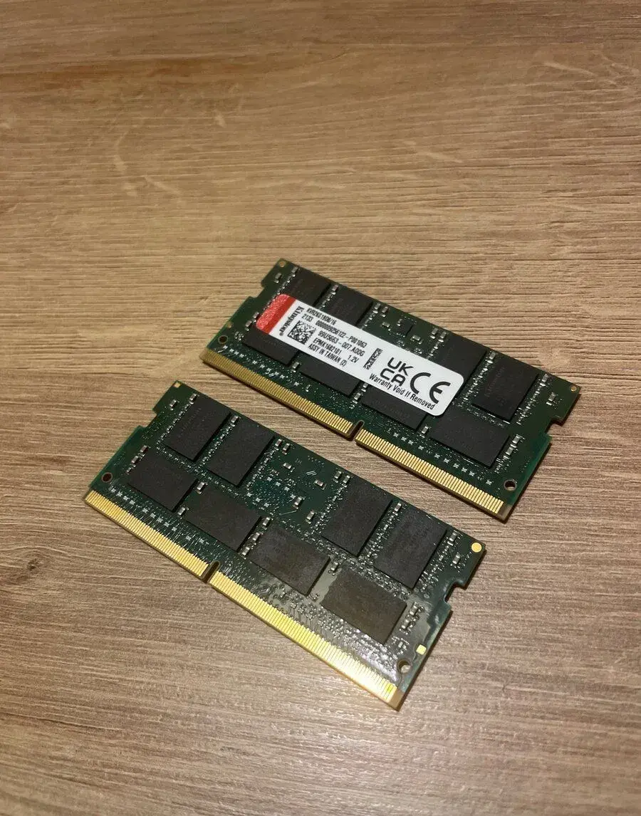 Kingston RAM16GB 2200kč za oba