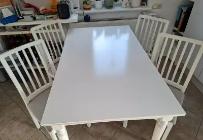 Stůl jídelní rozkládací IKEA a 4 židle, pěkný stav
