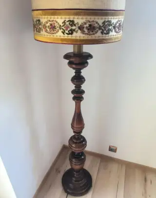 Dřevěná stojací lampa
