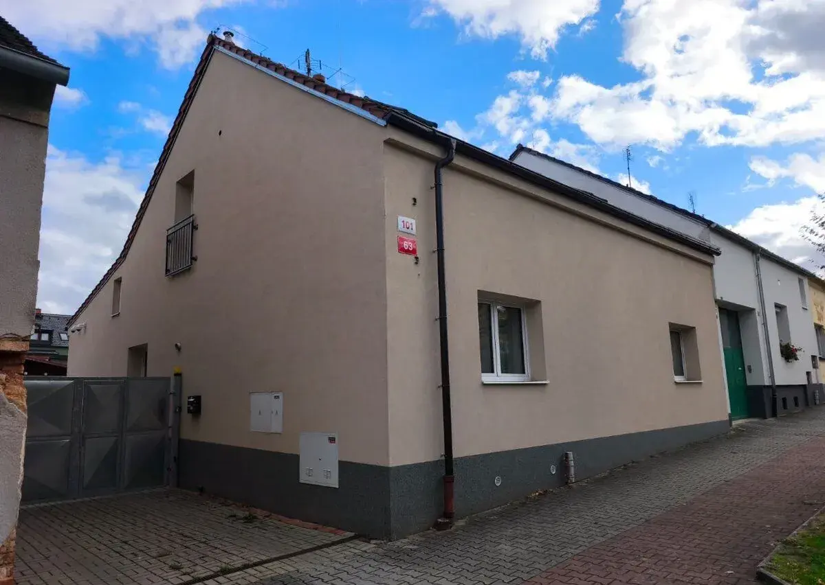 Rodinný dům 198 m² + masivní zázemí (garáž 40 m², přístřešek