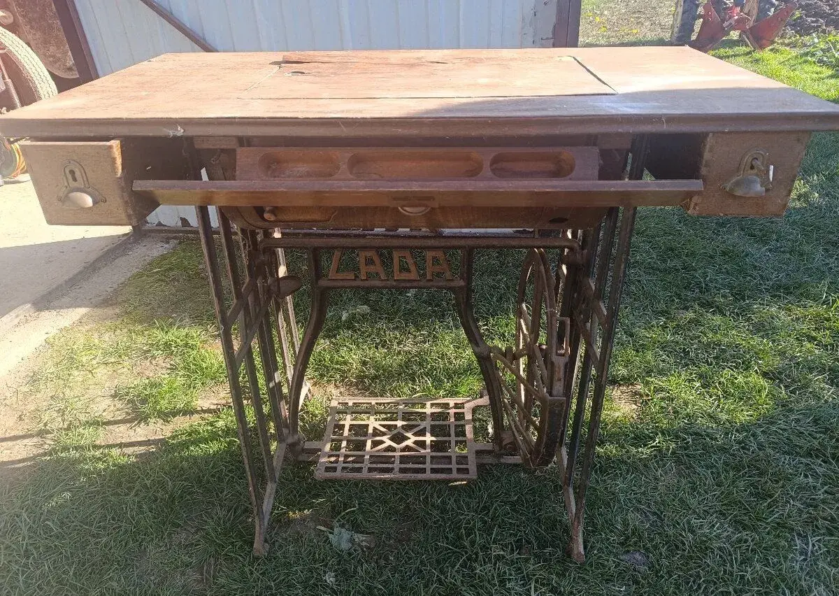 Šicí stroj Lada