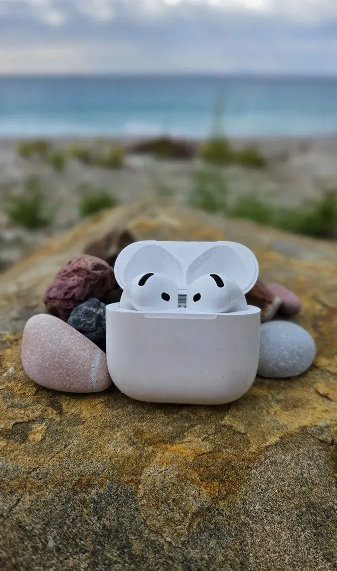 Apple AirPods 4 s aktivním potlačováním hluku