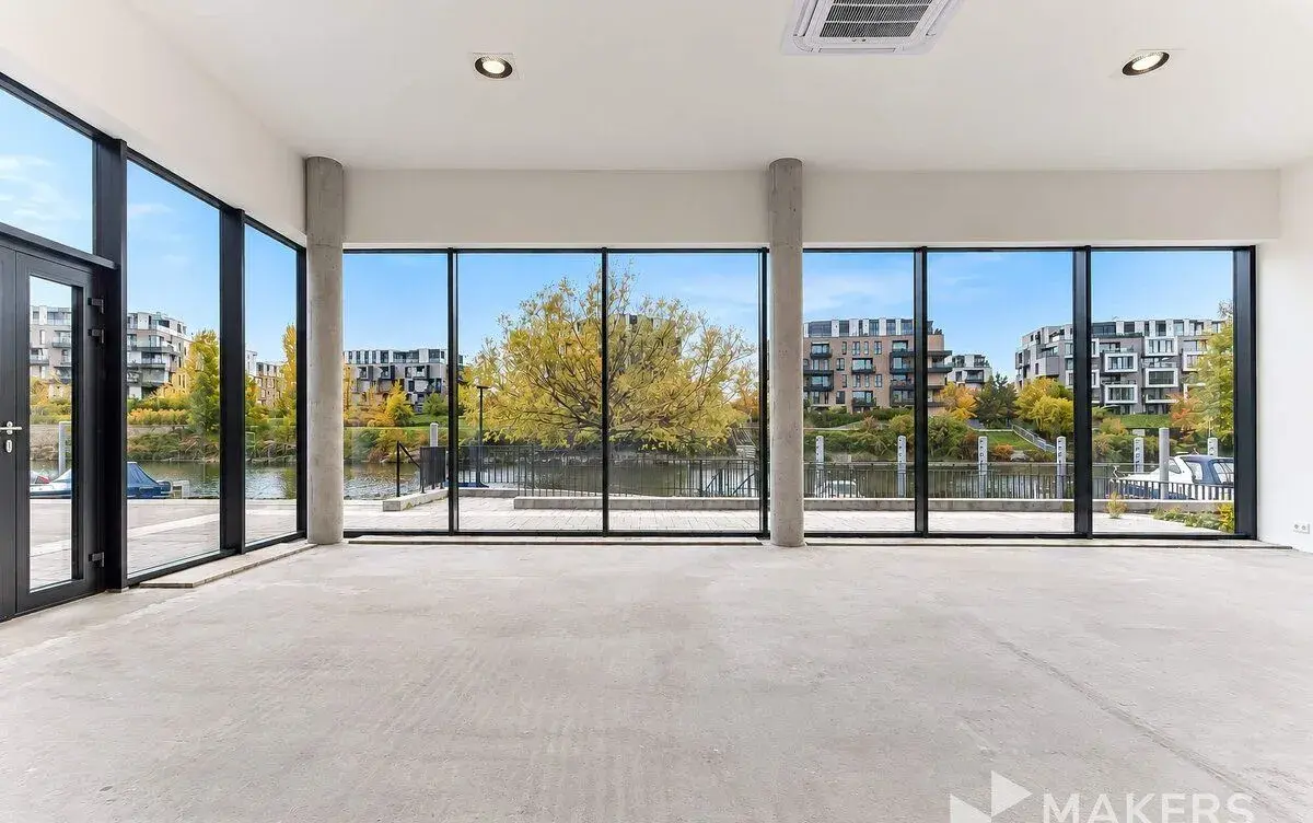 Pronájem obchodního prostoru - showroomu, 101 m², Praha 8 -