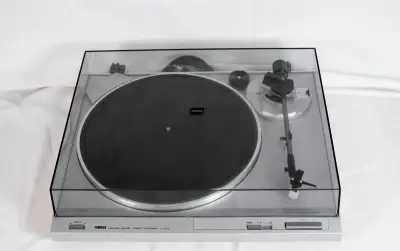 gramofon Yamaha TT 300