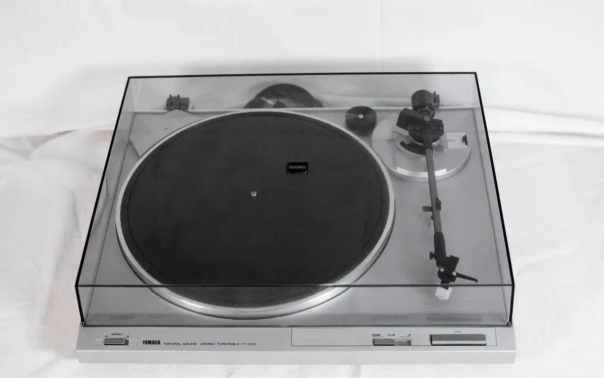 gramofon Yamaha TT 300