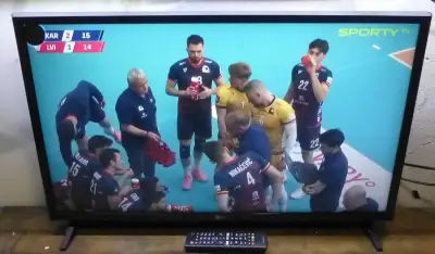 LED televize LG 80cm, DVB-T2, puntík na displeji