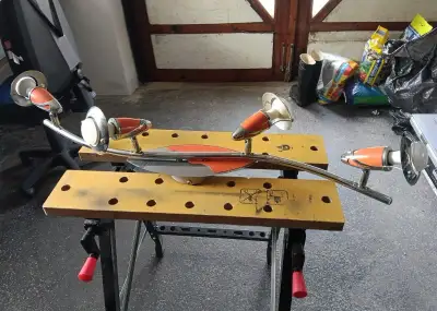 Velký lustr do obývacího pokoje s žárovkami.