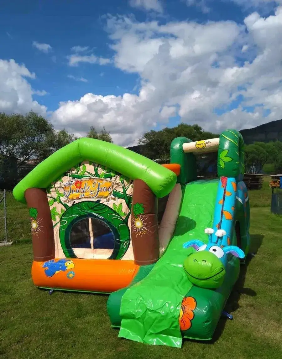 🎉 PRONÁJEM NAFUKOVACÍHO SKÁKACÍHO HRADU – DŽUNGLE 🦒🌴